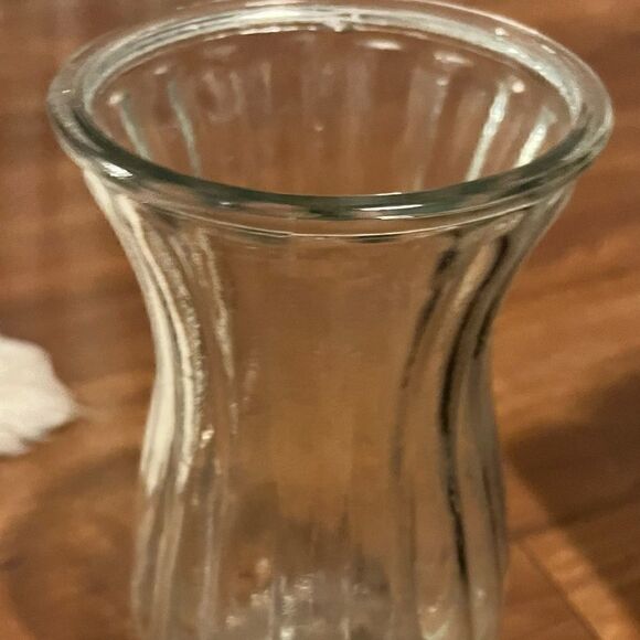 NEW Large Glass Vase - Glass - Holds a LARGE Bouquet of Flowers - Picture 1 of 4